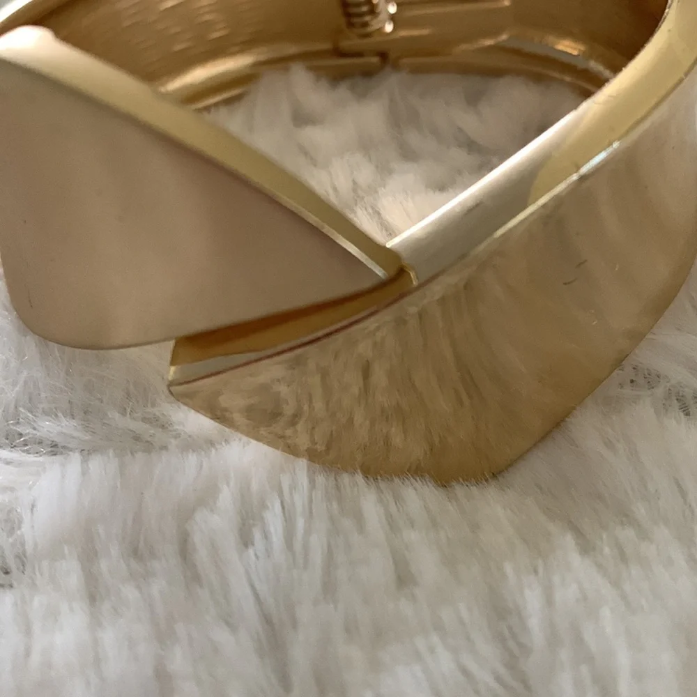 Gold tone‎ bracelet